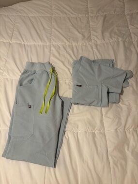 Figs Open Skies Catarina - One Pocket Scrub Top- size medium